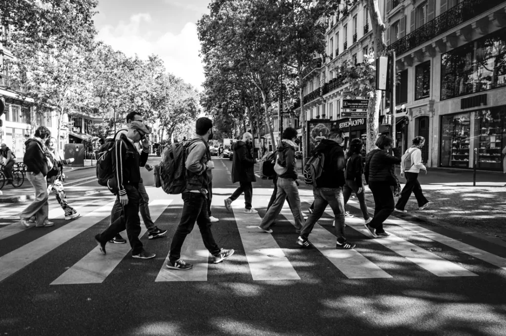 Passants sur un passage piéton à Paris