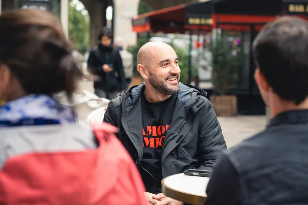 Un dirigeant souriant échange en terrasse