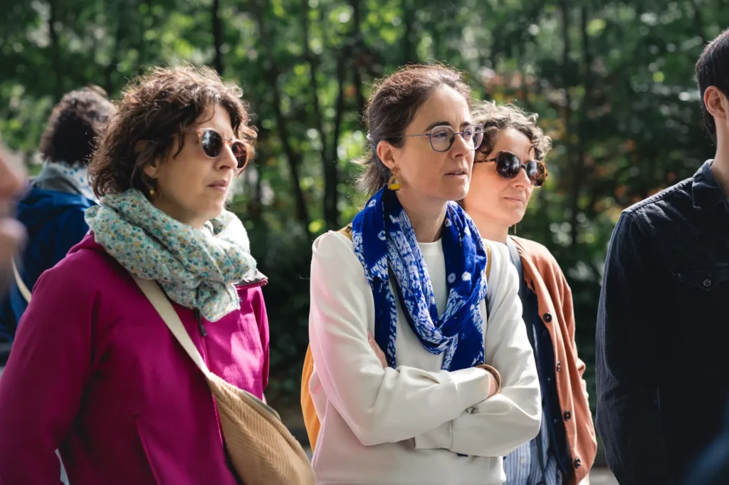 Trois dirigeantes échangent autour d’une table de réunion