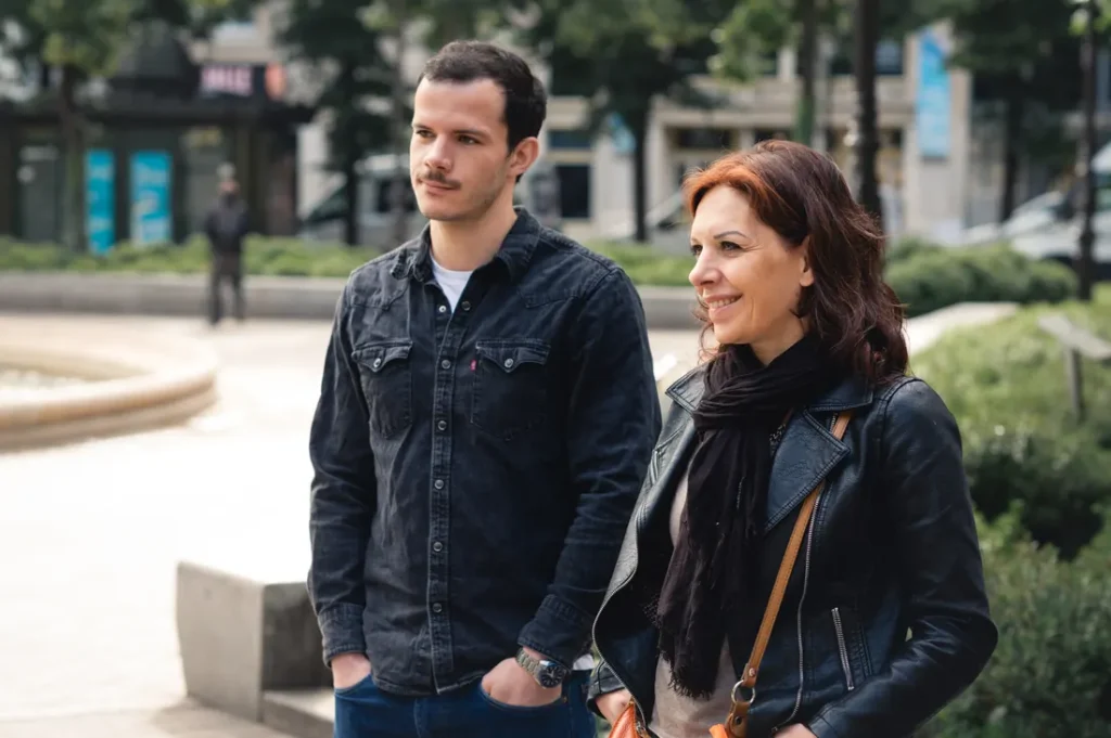 Un dirigeant et une dirigeante dans la rue