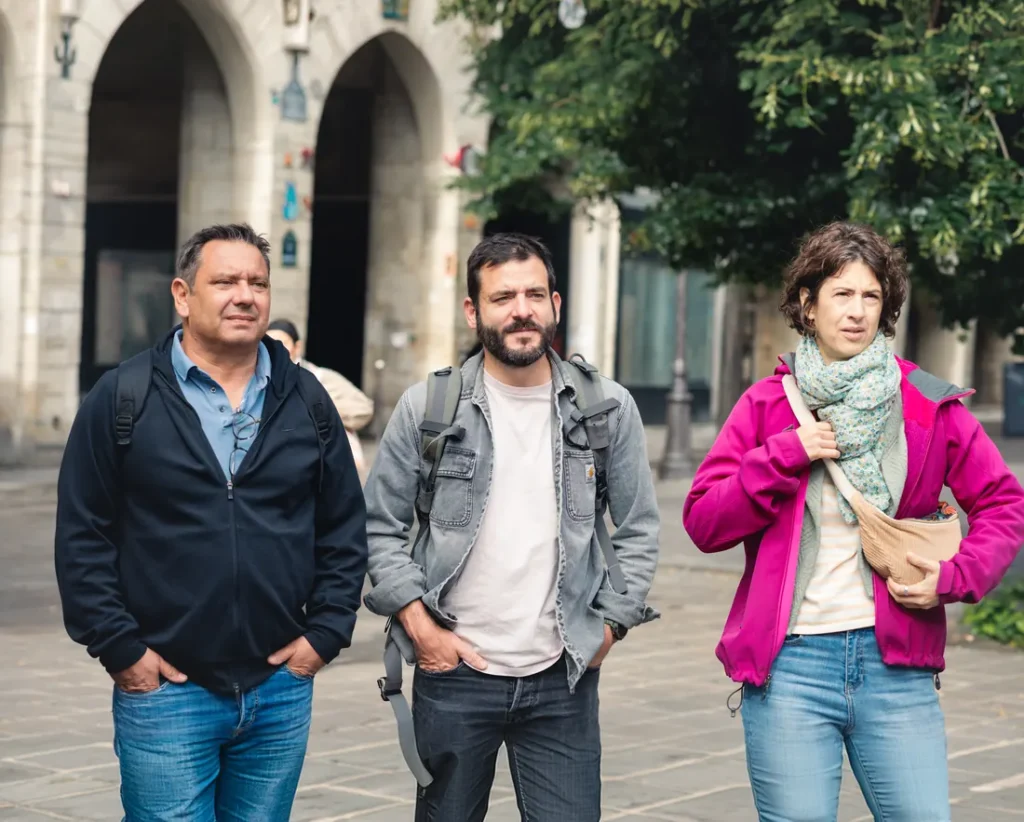 Trois dirigeants échangent dans la rue