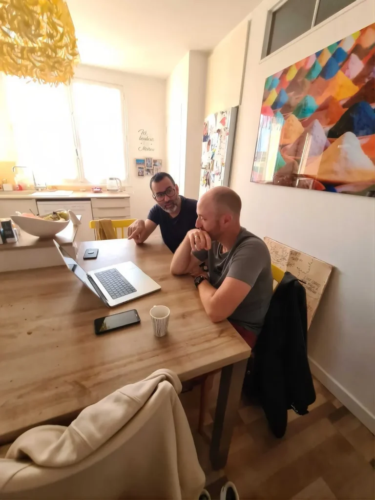 Un DAF et un dirigeant échangent autour d’une table