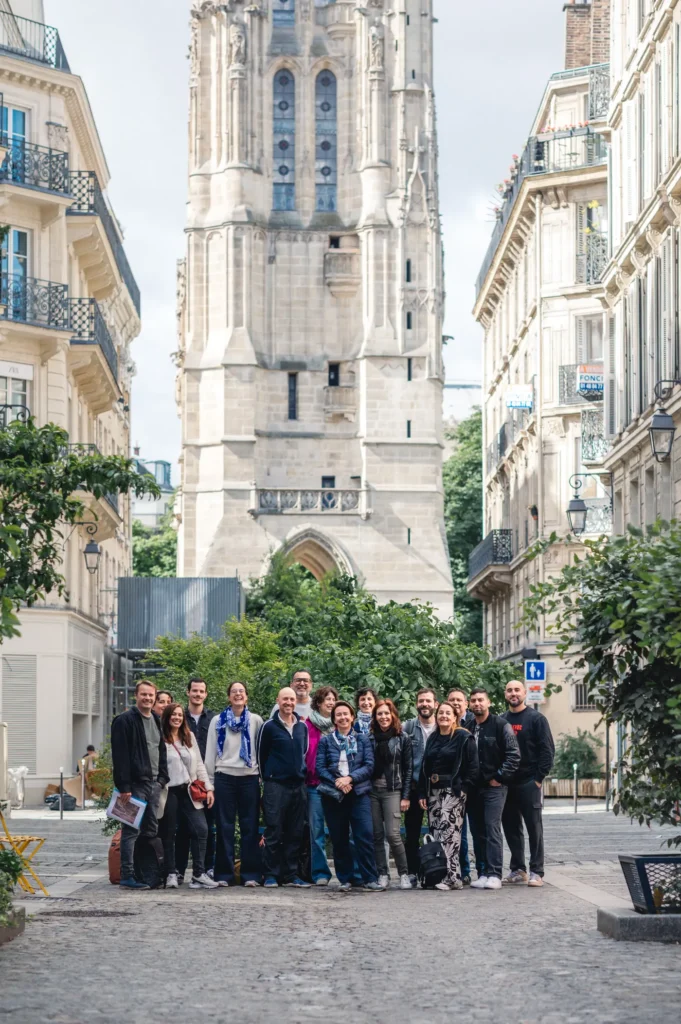 L'équipe des DAF de Directeur Particulier devant un immeuble